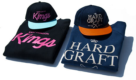 Řada East London Kings
http://www.snapbacks.cz/?s=ELK

Řada Hard Graft
http://www.snapbacks.cz/?s=hard+graft