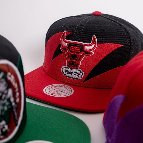 Mitchell & Ness Sharktooth Snapback HWC Chicago Bulls Black / Red Cap