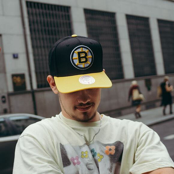 Kšiltovka Mitchell & Ness NHL Team 2 Tone 2.0 Snapback Boston Bruins Black / Yellow