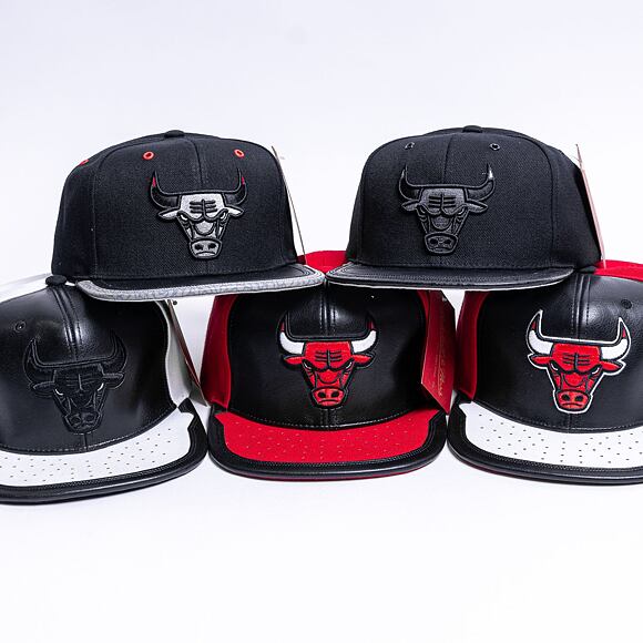 Mitchell & Ness Day One Snapback Chicago Bulls White / Black Cap