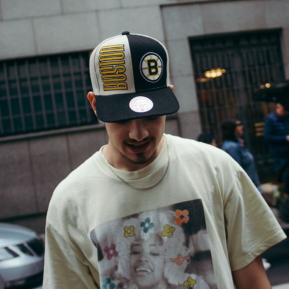 Kšiltovka Mitchell & Ness NHL Pop Panel Snapback Boston Bruins Off White