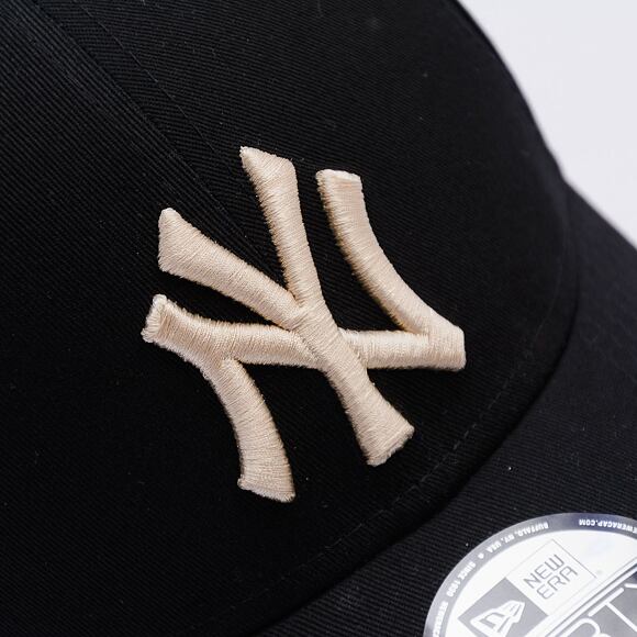 Kšiltovka New Era - MLB Essential 9FORTY - NY Yankees - Black / Stone