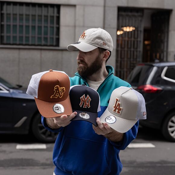 Kšiltovka New Era 9FORTY A-Frame Trucker MLB Boucle New York Yankees Navy / Caramel Brown / Stone