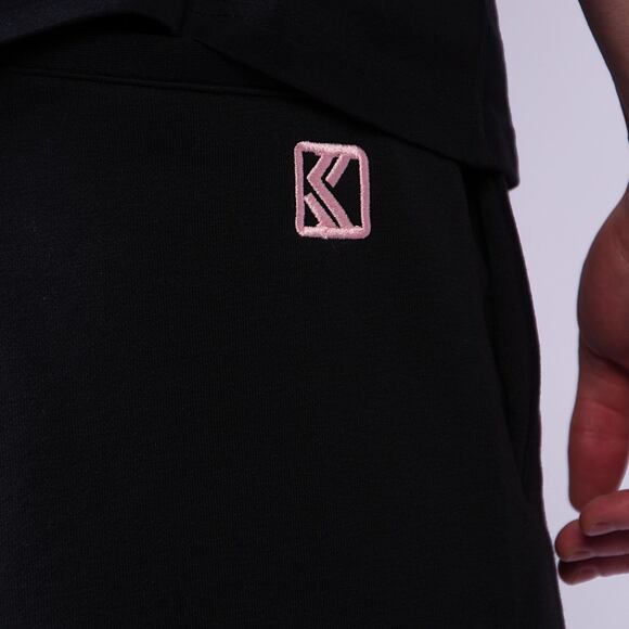 Kraťasy Karl Kani - Kani Tag Sweatshorts - black/rose