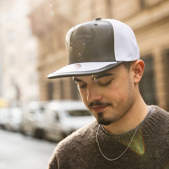 Mitchell & Ness Day One Snapback Chicago Bulls White / Black Cap