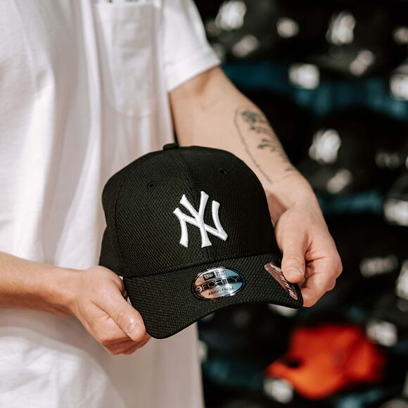 New Era 9FORTY Diamond Era New York Yankees Strapback Black / White Cap