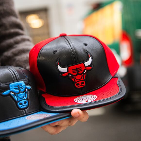 Mitchell & Ness Chicago Bulls Day One Snapback Black / Red Cap