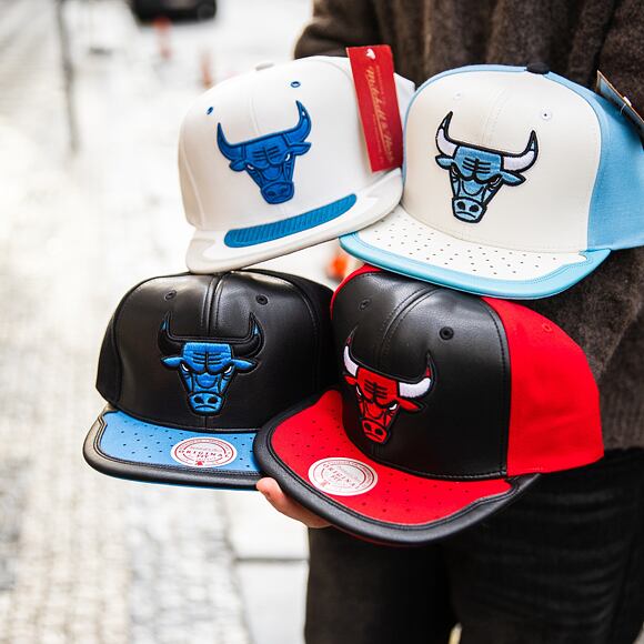 Kšiltovka Mitchell & Ness - Day One Snapback - Chicago Bulls - WHITE/LIGHT BLUE