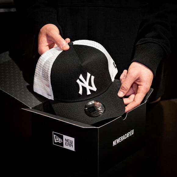 New Era Clean Trucker New York Yankees Snapback Black / White Cap