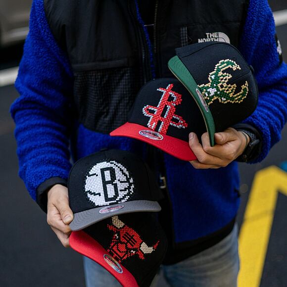 Mitchell & Ness 8 Bit XL Classic Red Milwaukee Bucks Black Cap