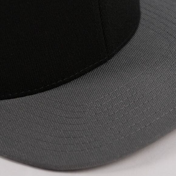 Kšiltovka Yupoong 110 Fitted Snapback Black / Grey