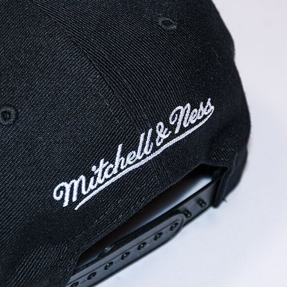 Mitchell & Ness NBA CHAMPS SNAPBACK HWC San Antonio Spurs Black Cap