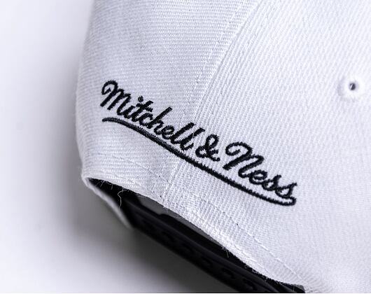 Mitchell & Ness Day One Snapback Chicago Bulls White / Black Cap