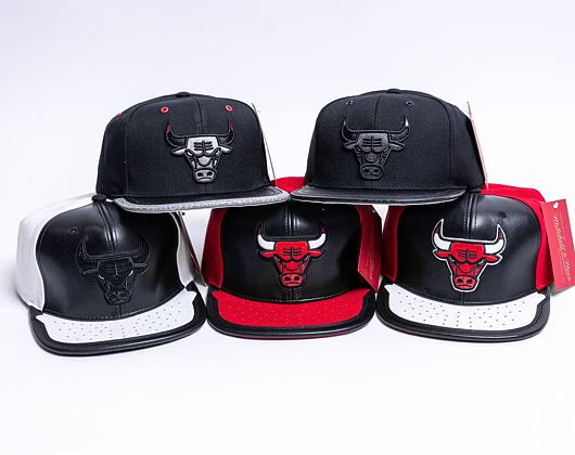 Mitchell & Ness Day One Snapback Chicago Bulls White / Black Cap