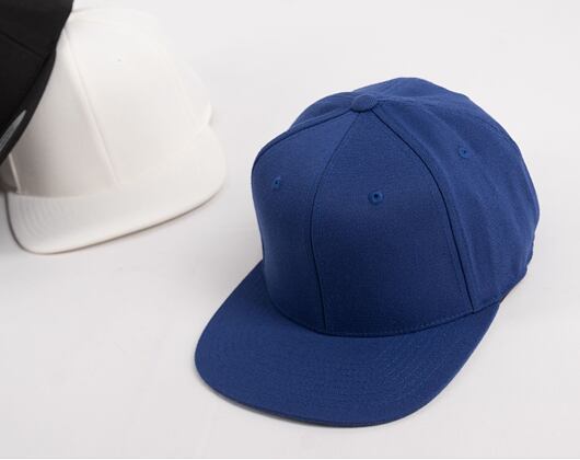 Kšiltovka Yupoong 110 Fitted Snapback Royal