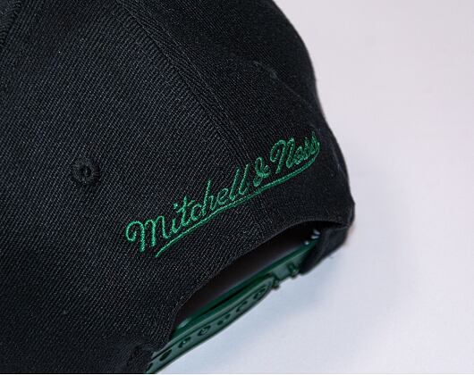 Mitchell & Ness 8 Bit XL Classic Red Milwaukee Bucks Black Cap