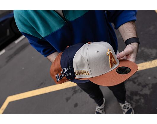 Kšiltovka New Era 59FIFTY MLB Boucle Anaheim Angels Stone / Caramel Brown / Pineapple