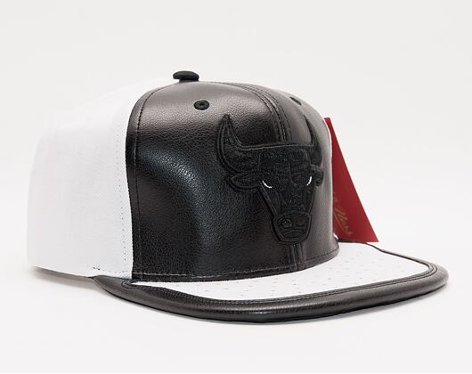 Mitchell & Ness Day One Snapback Chicago Bulls White / Black Cap