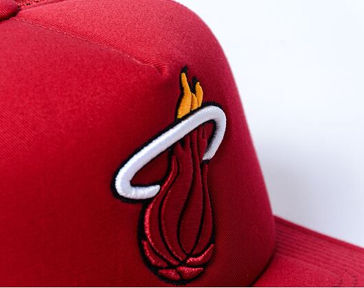 Kšiltovka Mitchell & Ness - Evergreen Trucker - Miami Heat - Red