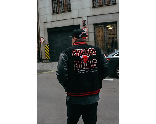 Bunda New Era - Patch Varsity Jacket - Chicago Bulls - Black / Red