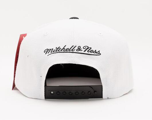 Mitchell & Ness Day One Snapback Chicago Bulls White / Black Cap