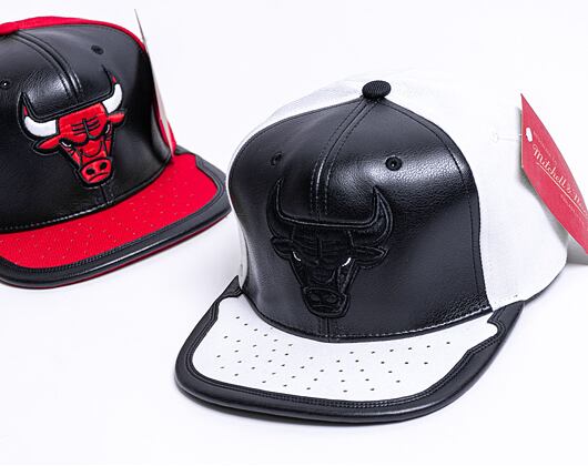 Mitchell & Ness Day One Snapback Chicago Bulls White / Black Cap