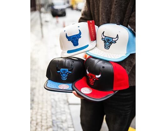 Kšiltovka Mitchell & Ness - Day One Snapback - Chicago Bulls - WHITE/LIGHT BLUE