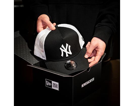 New Era Clean Trucker New York Yankees Snapback Black / White Cap