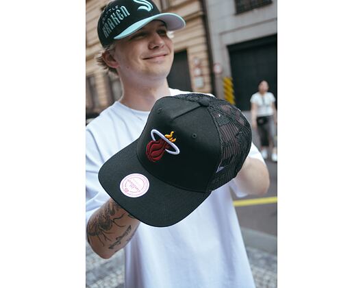 Kšiltovka NBA Monogram Trucker Miami Heat Black